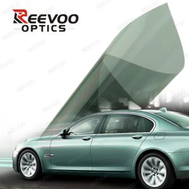 Auton ikkunan sävytyskalvorulla